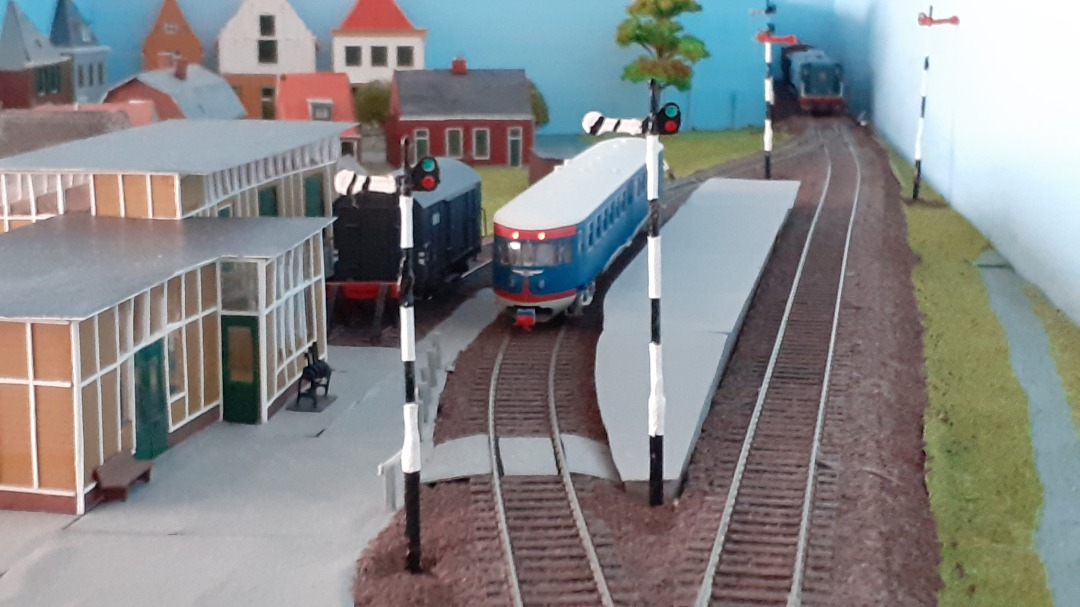 g.vandijk on Train Siding: The S.C & S (my us-model railroad) shares it's benchwork with a small dutch-themed layout. Both are set in 1954. Here are
some pictures from...