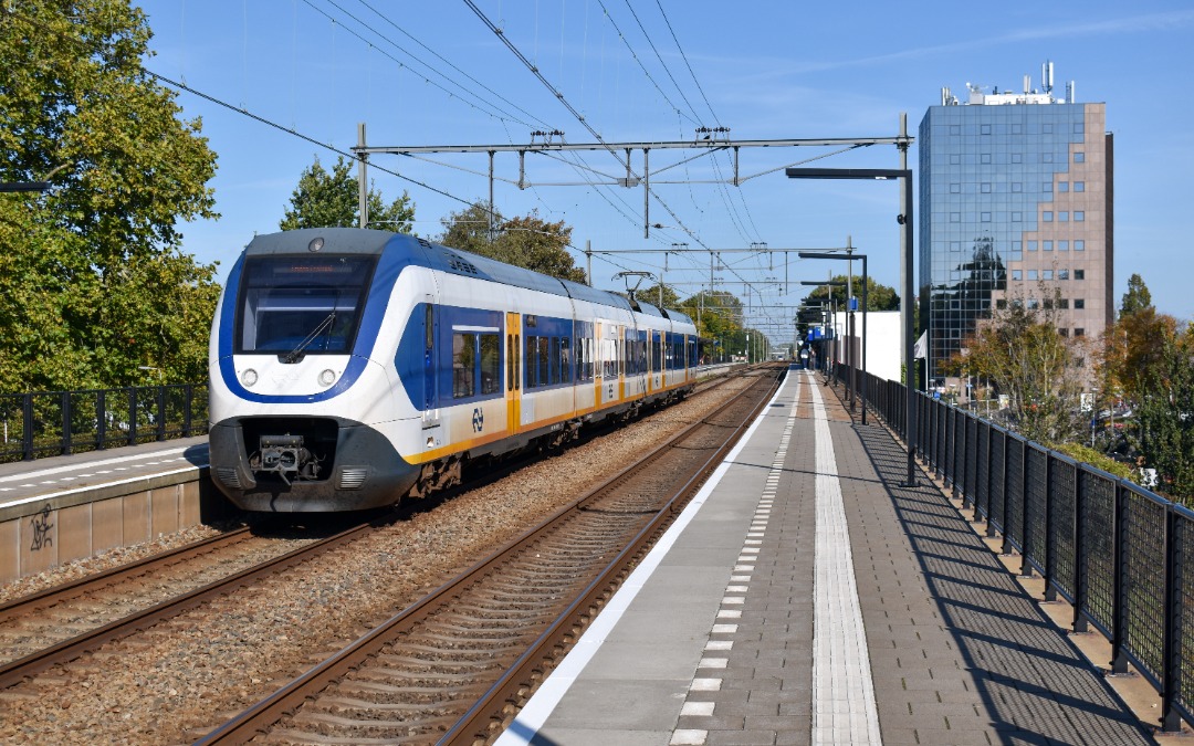 NL Rail on Train Siding: NS SLT 2425 vertrekt in station Heemstede-Aerdenhout als sprinter uit Haarlem naar Leiden Centraal.