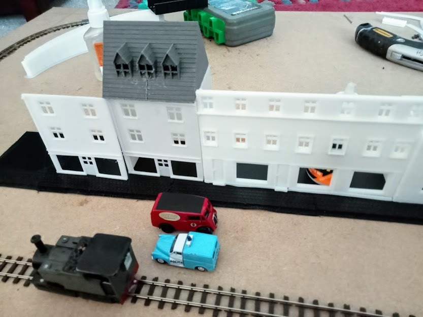 Larnswick UK on Train Siding: Excited to be laying track alongside the quayside on our new table top 009 layout, the buildings have all been #3DPrinted and are
ready...