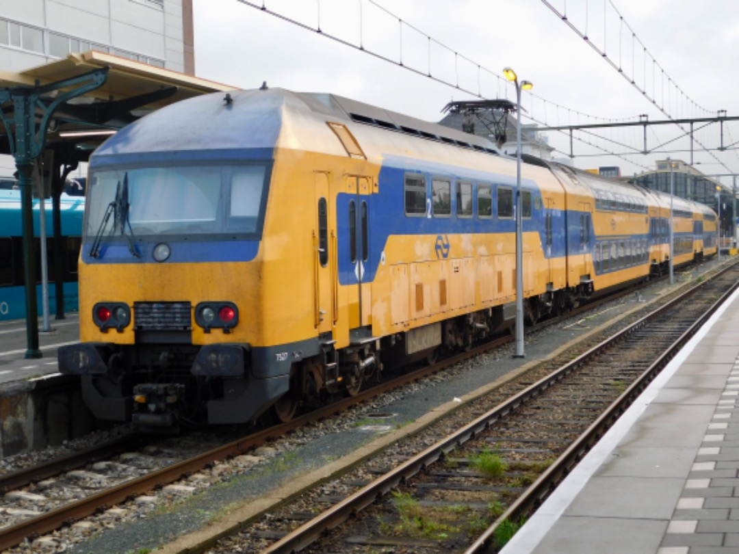 Arn Hagen on Train Siding: De DDZ dubbeldekker 7527 staat klaar op station Leeuwarden als IC 1832 naar Den Haag Centraal.