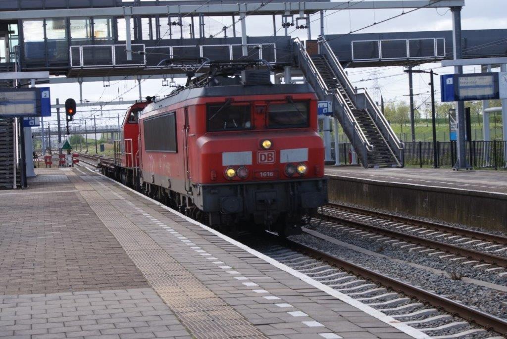 heingold1969 on Train Siding: DB Cargo loc 1616 komt met een dieselloc 64/6500 in opzending door het station Lage Zwaluwe gereden