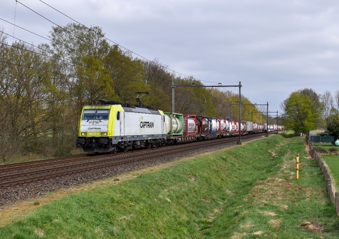 NL Rail on Train Siding: CT 186 157 komt met tankcontainers en containers langs Amerika (Limburg) gereden onderweg richting Eindhoven.