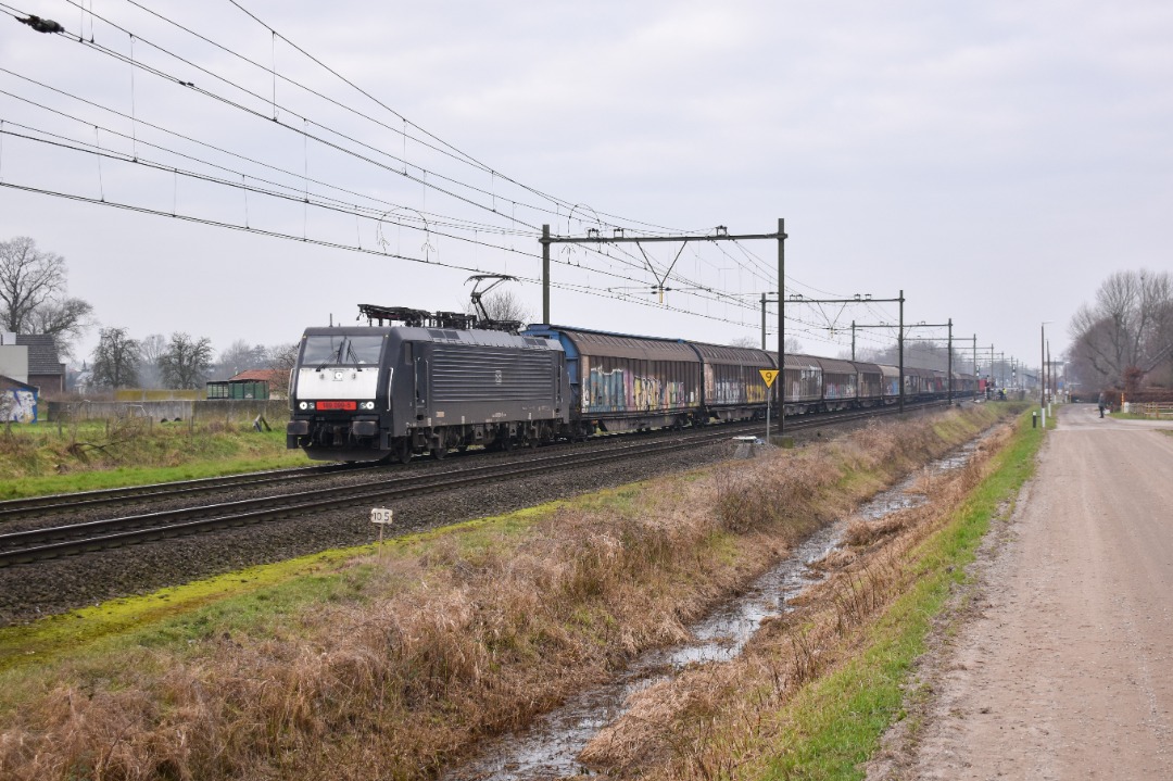 NL Rail on Train Siding: DBC 189 099 komt met een UC trein langs Horst-Sevenum onderweg richting Venlo en verder Duitsland in.