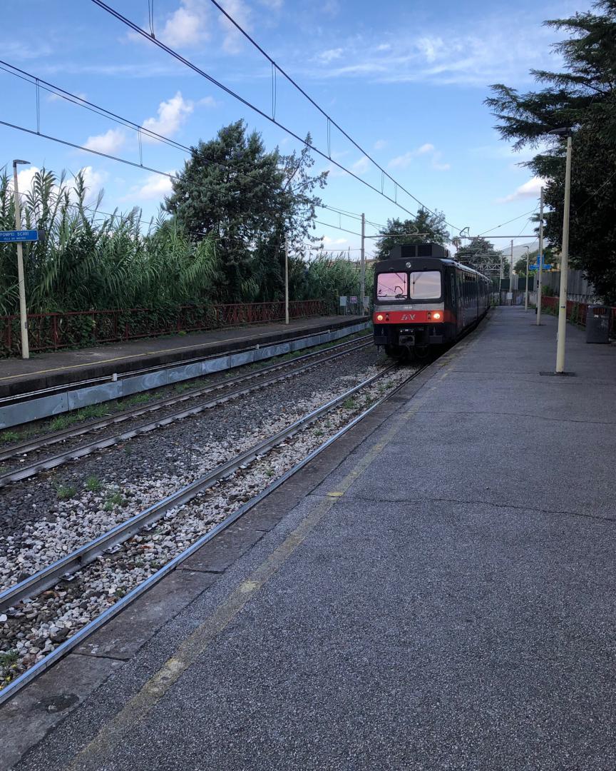 roeland_bouricius on Train Siding: Deze metro-achtige treinen rijden op de Circumvesuviana, een netwerk ten zuiden van Napels