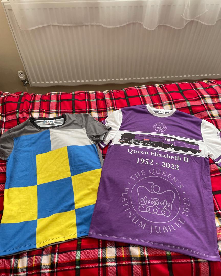 Andrea Worringer on Train Siding: Two new shirts from @On_The_Rails, Railfreight Construction and a special Platinum Jubilee shirt featuring the lovely purple
loco...
