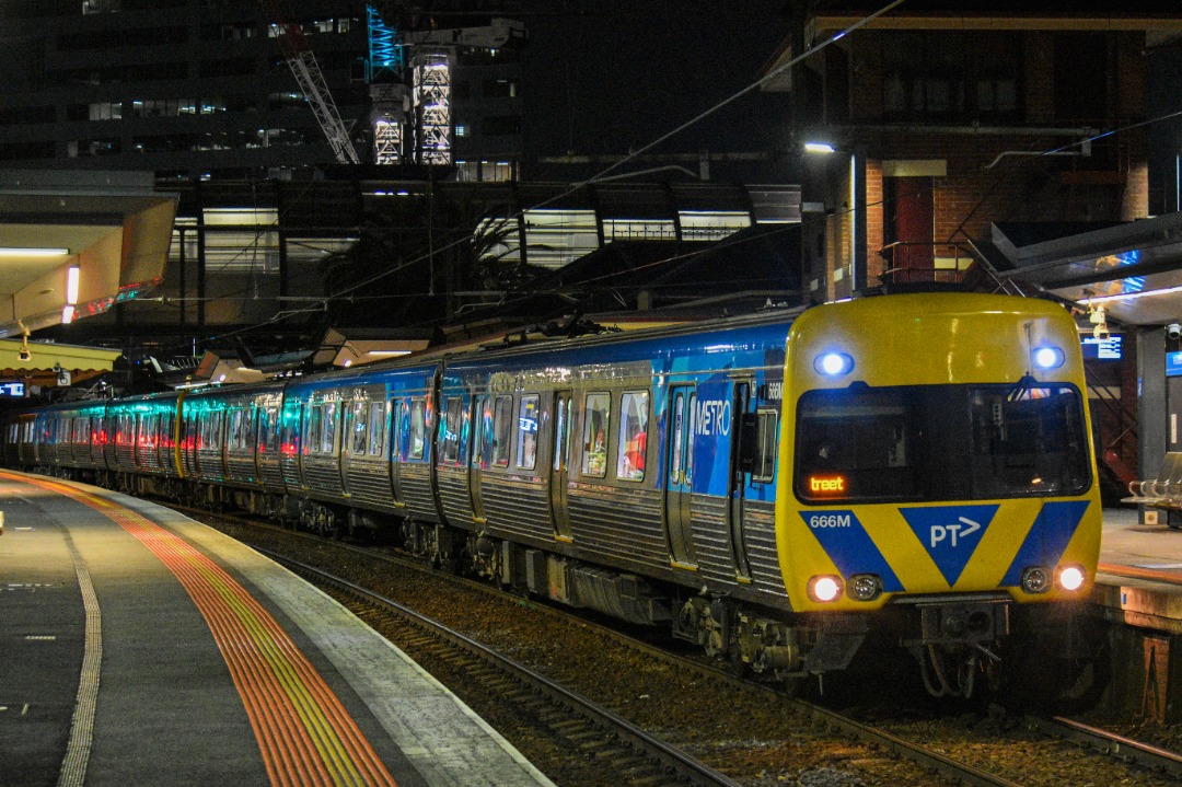 Shawn Stutsel on Train Siding: Melbourne Metro Trains Comeng 666 as just arrived at Footscray Station, with a Frankston Service ex Werribee...