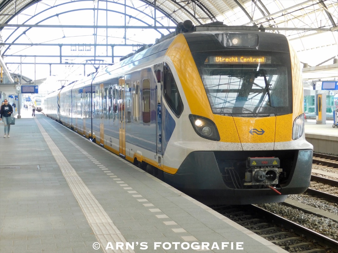 Arn Hagen on Train Siding: De NS Sprinters 3022 & 2302 (SNG) staan op vertrek op Zwolle als Sprinter 5654 naar Utrecht Centraal.