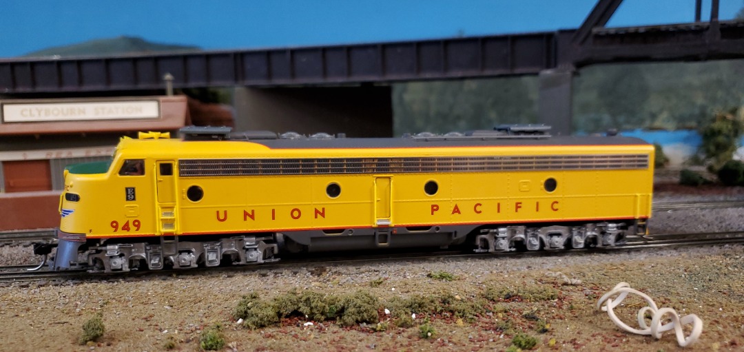 M. on Train Siding: A pair of dashing E8/9 A units from the Proto-2000 series. Heavy die-cast chassis with a pair of flywheels provides smooth and exceptional
running.