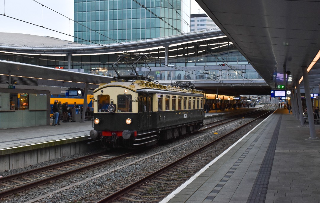 NL Rail on Train Siding: Crew 2454 C9002 (Jaap) vertrekt in station Utrecht Centraal. Op 30 december deed de Jaap een ronde rond Utrecht en Hilversum.