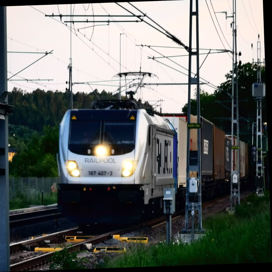 T. Rain on Train Siding: The first ever #TRAXX 3 I spotted myself, didn't know we had them on the West Mainline (Västra Stambanan)