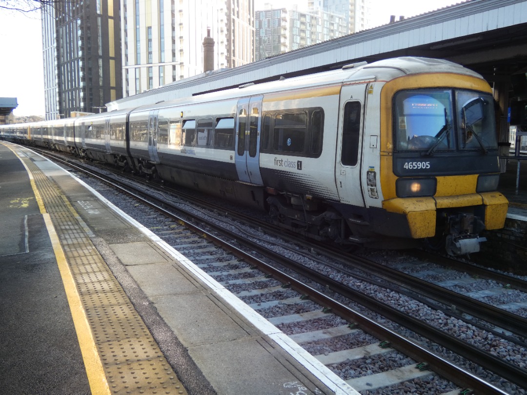Jacobs Train Videos on Train Siding: #465905 is seen stood at Lewisham station working a Southeastern service to London Cannon Street