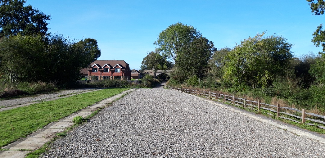 matthew_garner on Train Siding: This is part of the old Downs Link between Guildford & Horsham. It's now a derelict platform. Christ's Hospital
used to have 4...
