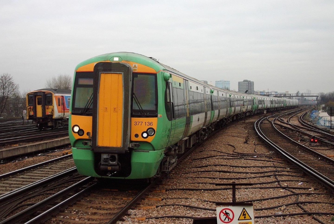 Inter City Railway Society on Train Siding: Southern Class 377 no.377136 arrives in Clapham Junction Station on the 4th of December 2004.