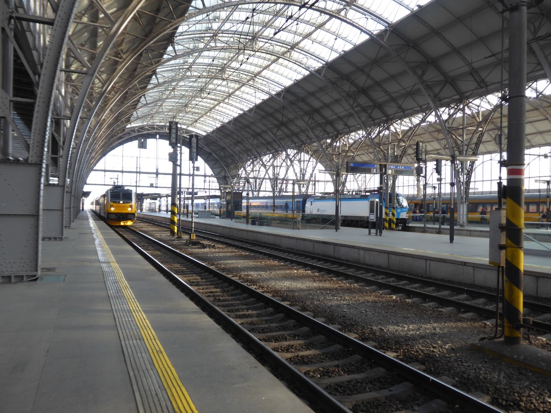 Niki on Train Siding: Praha main stations on the right you see a Vectron with Interjet wagons, on the right a @RegioJet Traxx