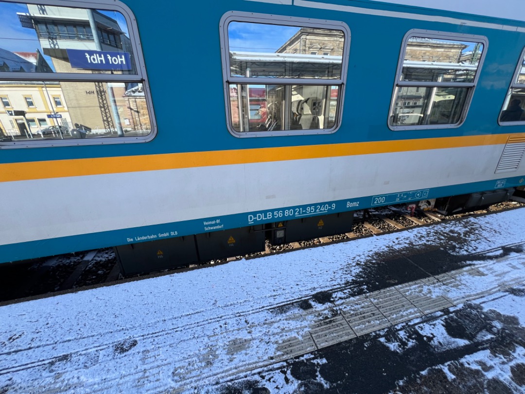 Martin on Train Siding: 🇩🇪 Winterliche Stimmung in Hof. Hier steht der Alex abfahrbereit als RE 2 nach München Hbf über Regensburg. Da die
Strecke von Hof...