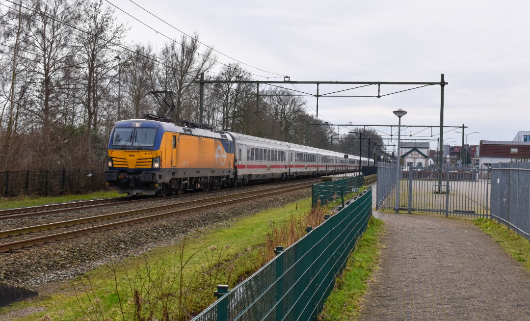 NL Rail on Train Siding: Door geplande werkzaamheden tussen Deventer en Apeldoorn moest IC Berlijn een weekend omrijden via de Flevolijn en de Hanzelijn. Door
een...