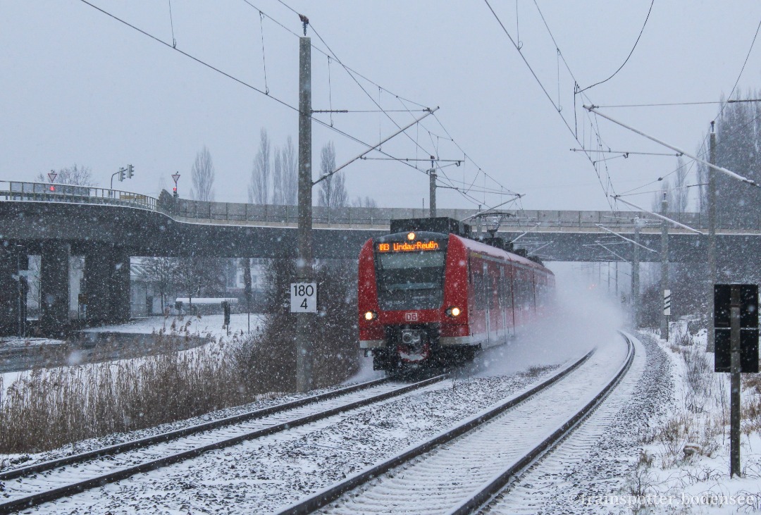 trainspotter.bodensee on Train Siding: Zu sehen eine BR 425 die gerade auf dem Weg nach Lindau Reutin ist das Foto ist am Haltepunkt Weißenau aufgenommen
wurde.