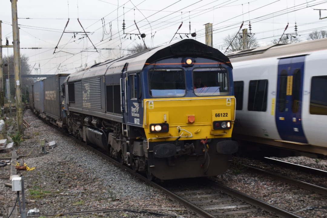 Hardley Distant on Train Siding: CURRENT: 66122 approaches Preston Station today with the 4S44 12:16 Daventry International Railfreight Terminal to Coatbridge
Down...