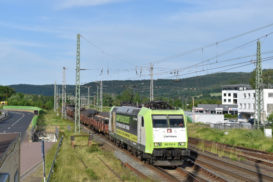 Mattias Zijlstra on Train Siding: Captrain 185 532 'Dompteur gesucht' komt met een staaltrein door Gelnhausen richting Hanau.