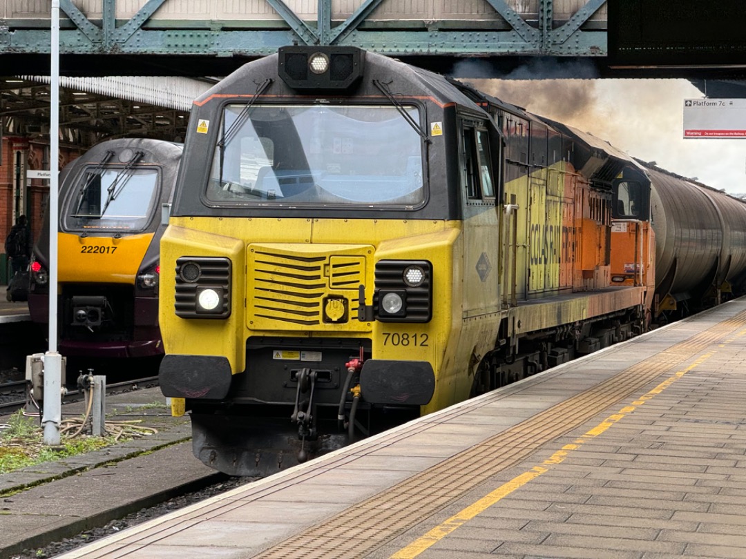 Andrea Worringer on Train Siding: My partner @SouhailIbrir is a lot better at taking train photos than I am, here's his shot of class 70812 with the
Kingsbury tanks...