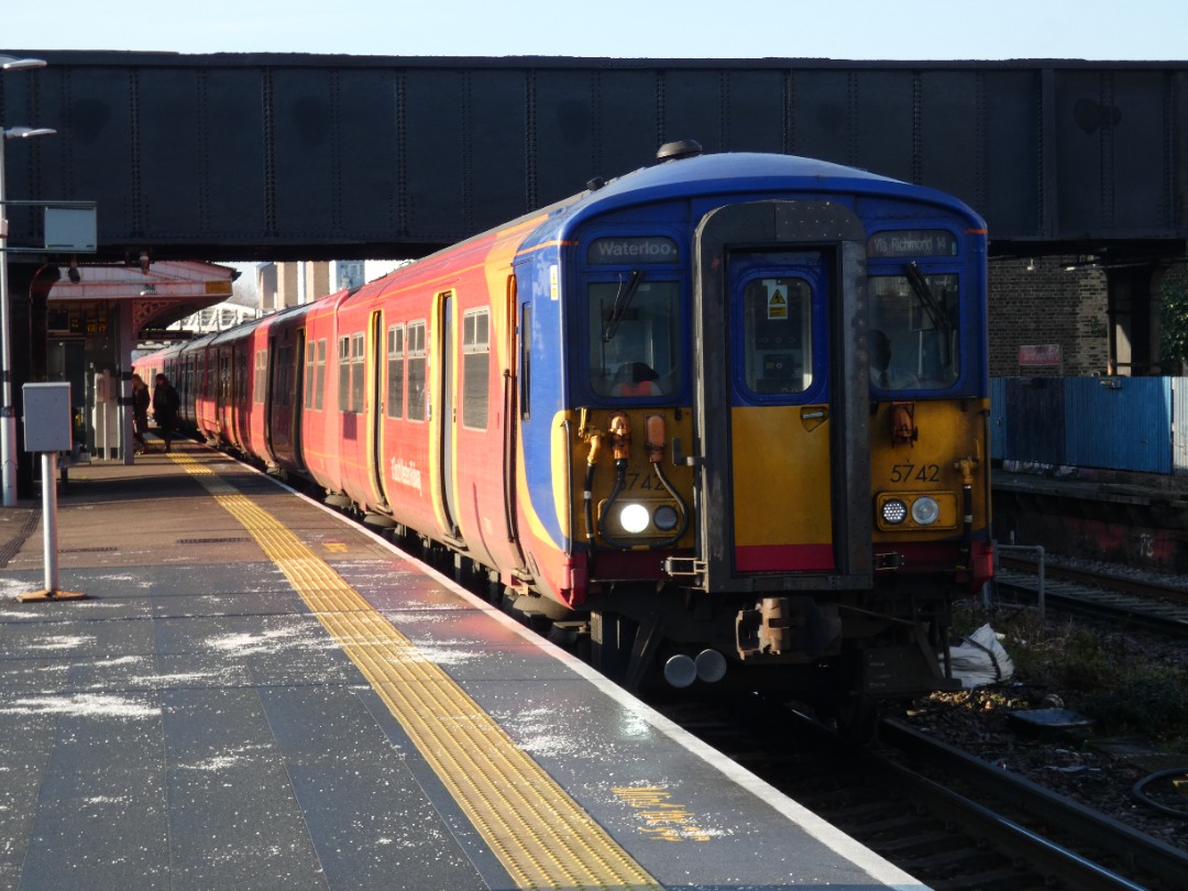 Jacobs Train Videos on Train Siding: #455742 is seen stood at Queenstown Road station working a South Western Railway service to London Waterloo