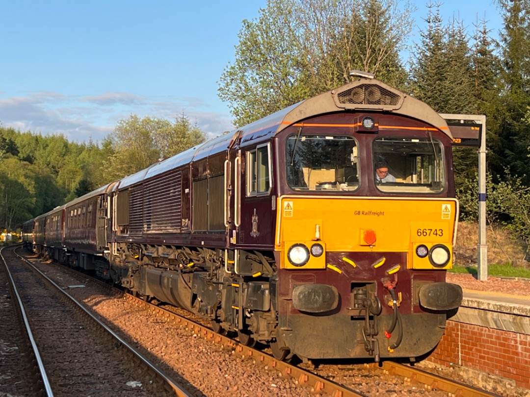 GBLokführer on Train Siding: 66743 basks in glorious late evening sun at Tulloch. The train has arrived from Edinburgh on day one if a Castles Clans and
Islands tour.