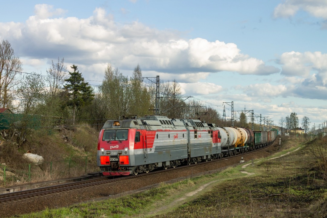 Vladislav on Train Siding: The 2ES4K-081 electric locomotive with a freight train follows the Sablino - Kolpino stage. 2023