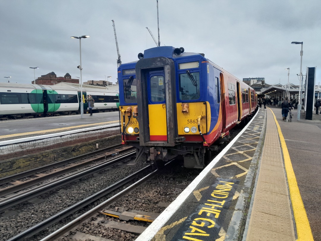 Jacobs Train Videos on Train Siding: #455863 is seen stood at Clapham Junction station this evening working a South Western Railway London Waterloo circular
service
