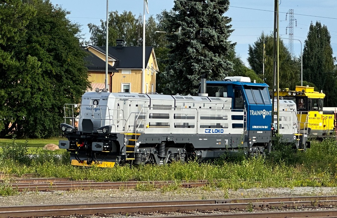 Pella on Train Siding: Locomotive type EffiShunter 1000 (model year 2015) from CZ Loko, owned by Trainpoint Norway, hired to Railcare (Sweden), and I assume
sub-let to...
