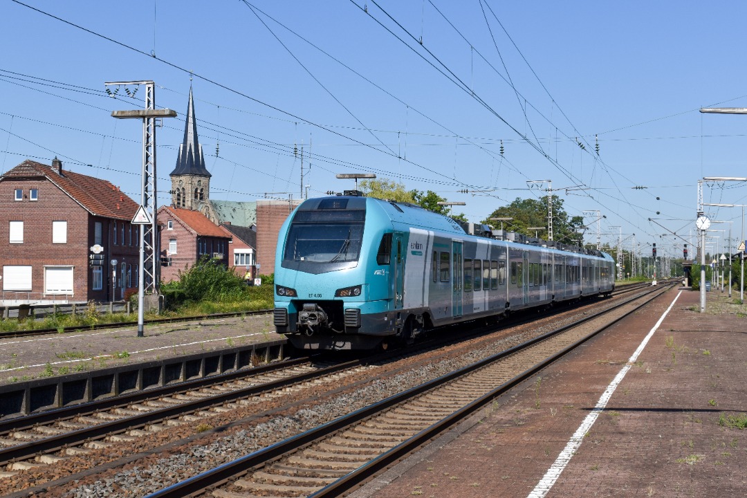 NL Rail on Train Siding: Eurobahn Flirt ET 4.05 vertrekt in station Salzbergen als RB 61 uit Hengelo naar Bielefeld Hbf.