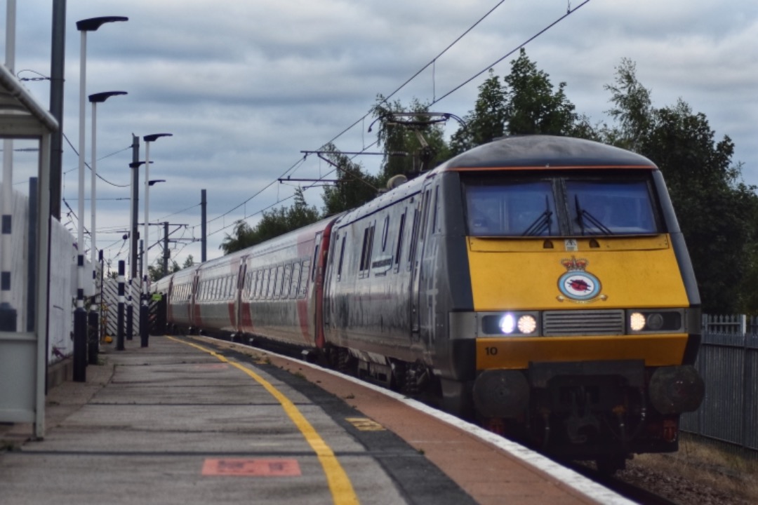 George Stephens on Train Siding: LNER 91110 approaching Retford working 1D27 London Kings Cross - Leeds but only went as far as Doncaster due to a issue with
the Train...