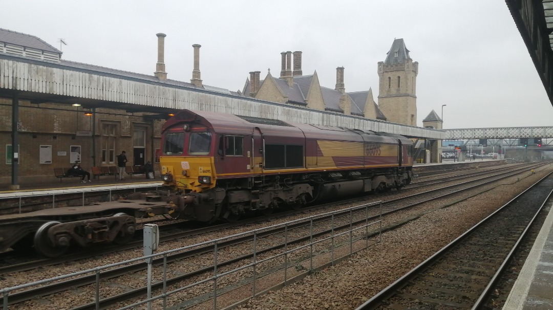 North East Lincolnshire Train Spotting on Train Siding: 66095 seen powering through Lincoln Central working 4L45 Wakefield Europort to Felixstowe South DBC
(24/01/2023)