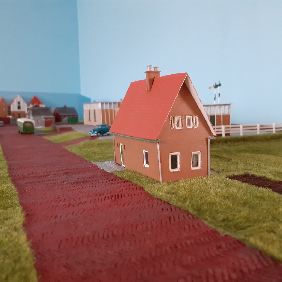 g.vandijk on Train Siding: The S.C & S (my us-model railroad) shares it's benchwork with a small dutch-themed layout. Both are set in 1954. Here are
some pictures from...