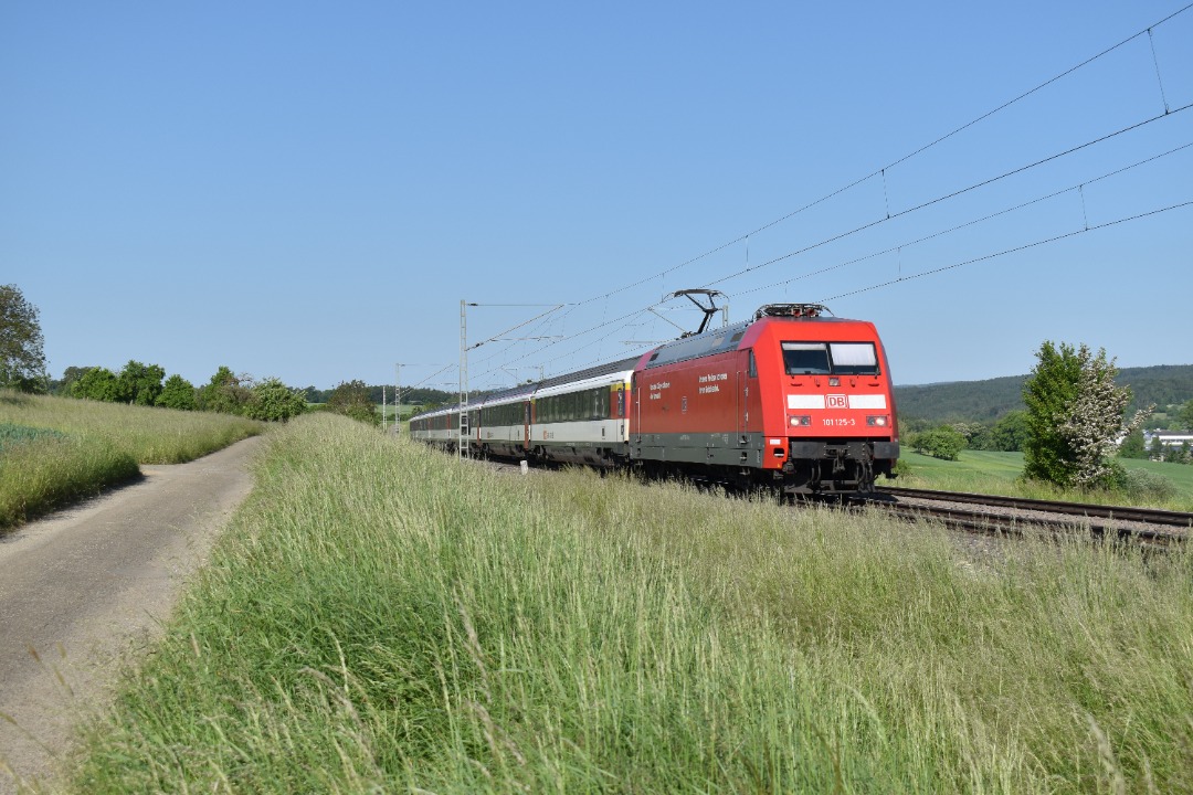 Mattias Zijlstra on Train Siding: DB 101 125 passeert met SBB EC-wagen in Eutingen im Gäu als IC 284 van Zürich HB naar Stuttgart Hbf.