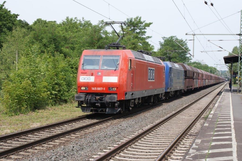 heingold1969 on Train Siding: RBH 145 007-1 met zusterloc en een kolentrein passeert station Bonn Oberkassel op 4 juni 2022