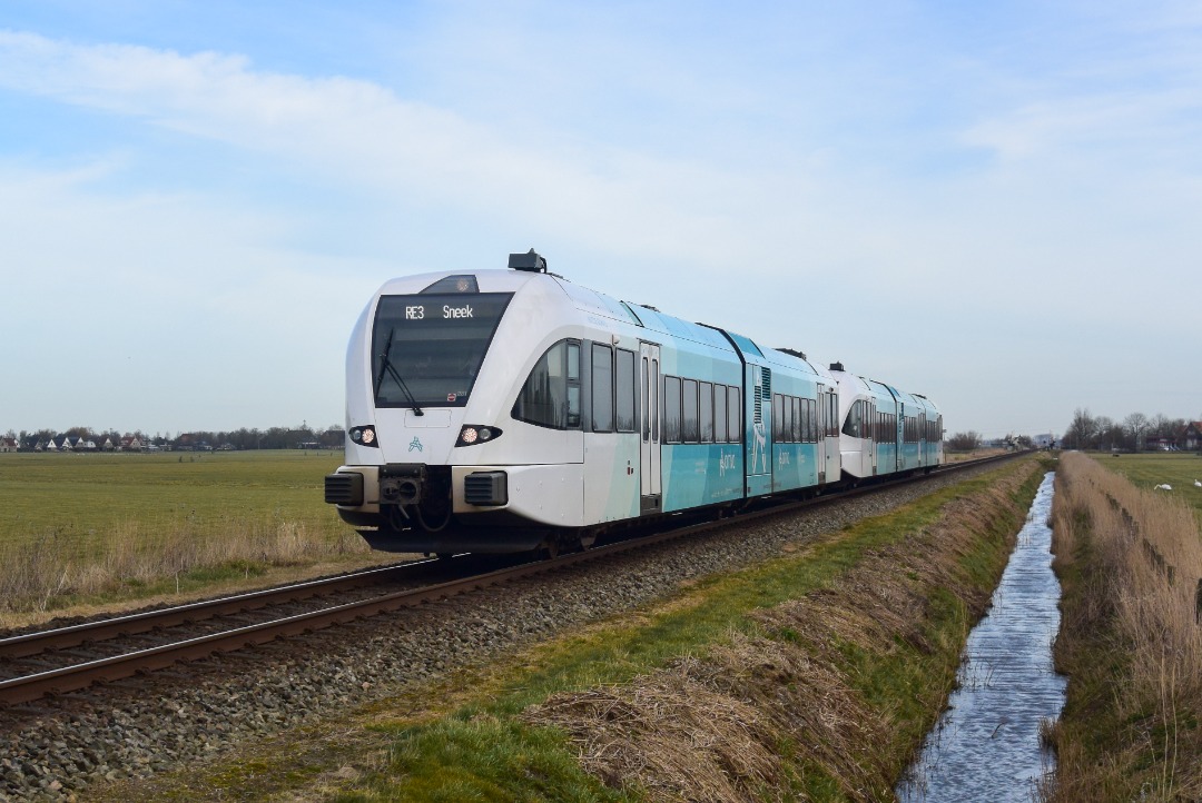 NL Rail on Train Siding: Arriva GTW 231 en 334 komen langs het dorpje Bears en zijn onderweg als RS 3 uit Leeuwarden naar Sneek.