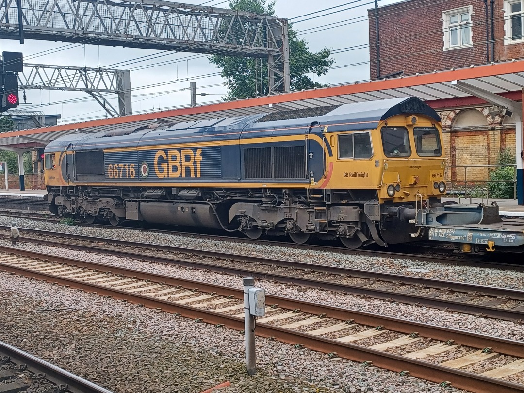 Trainnut on Train Siding: #photo #train #diesel #hst #station 43046 & 43055 on Midland Pullman. 47593 on the Statesman but failed at Crewe. 47593 was
removed and...