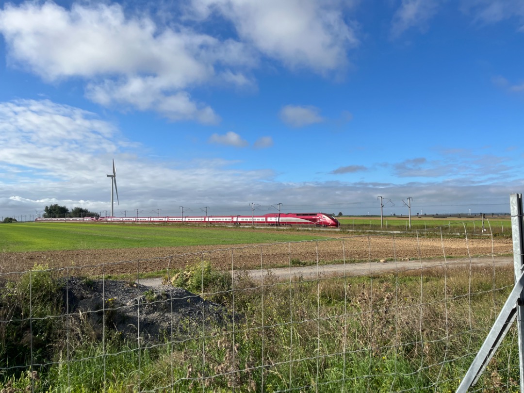 Joran on Train Siding: 3 hogesnelheidstreinen genomen vanuit de stopplaats Aire de Saint - Leger van de A1 in Frankrijk.