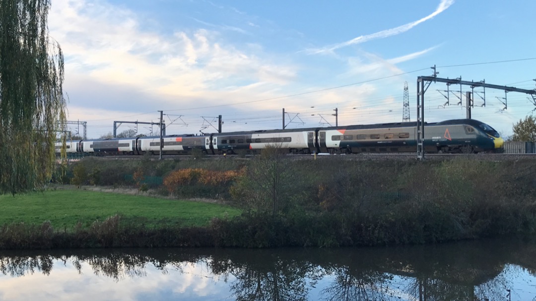 George on Train Siding: Here are a few pics from Huddlesford Junction between Lichfield Trent Valley and Tamworth on the WCML. It includes a pair of 350's,
a Pendolino...