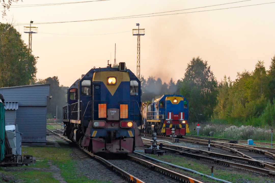 CHS200-011 on Train Siding: Shunting tank trucks TEM2M-227 and TEM18-373 of the Uralchem-Trans company are preparing to complete their work shift at the
Chepetskaya...