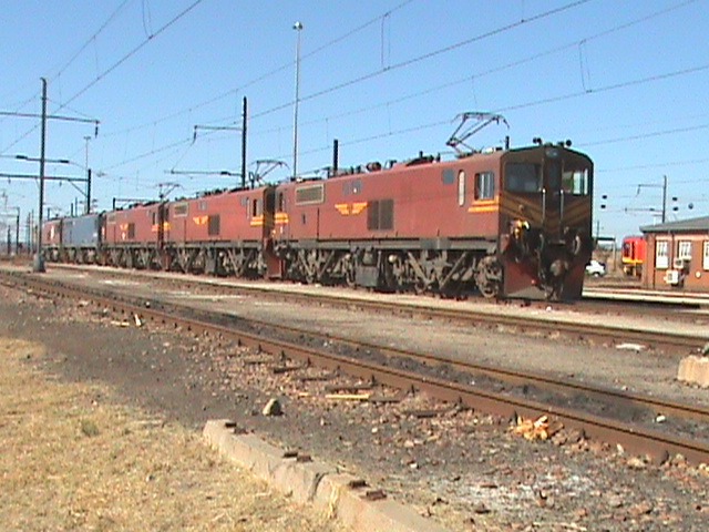 jadewilson on Train Siding: 7Es still in SAR livery viewed some years ago at Pyramid South Depot. Locos for the 3kV DC and 25kV AC networks are stabled here.