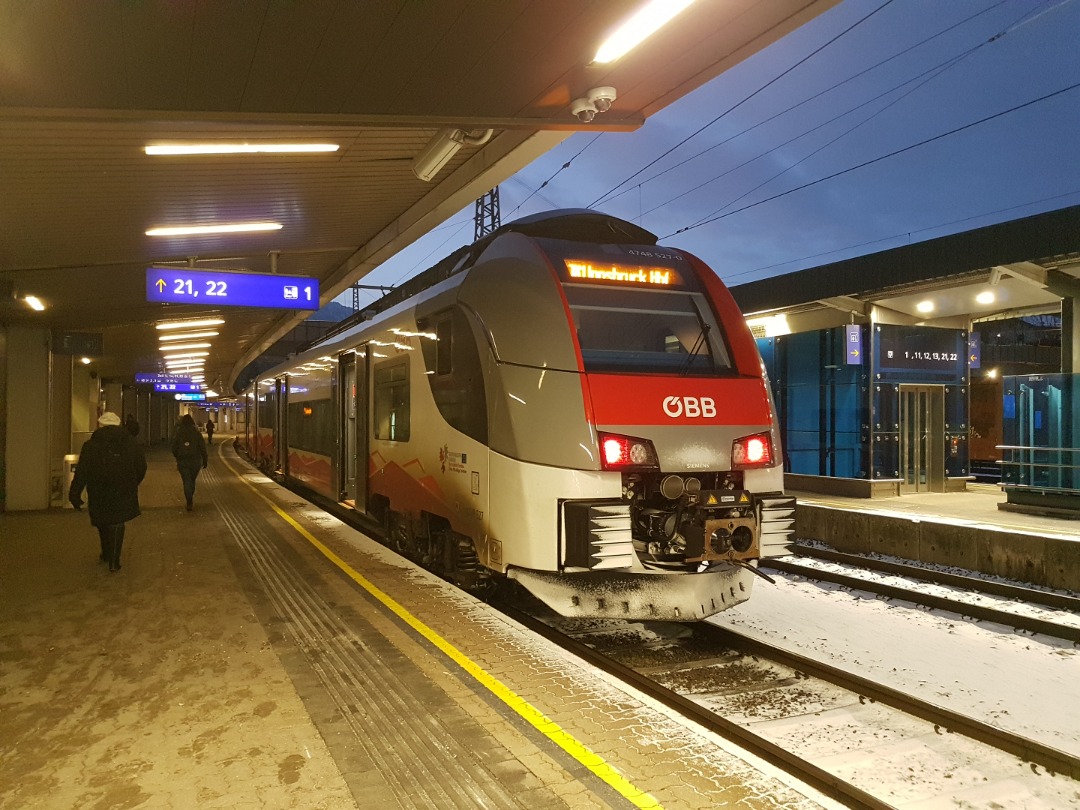 trainman on Train Siding: CityJetExpress in Kufstein preparing for Innsbruck. This track is an improvement for the travelers from Germany, as the approach is
shorter now.