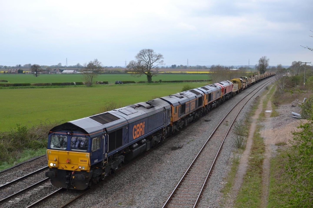Inter City Railway Society on Train Siding: 66302+66761+66755+66125 pass a murky Elford with the 6X01 Scunthorpe-Eastleigh loaded rails.