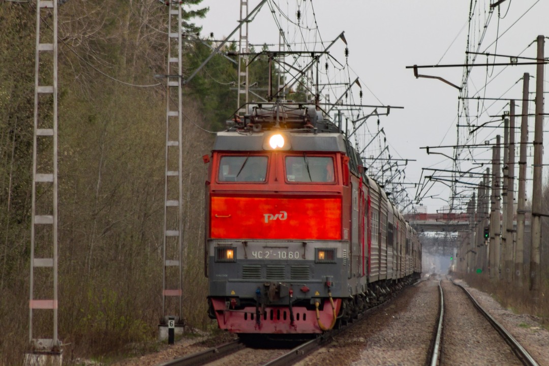 Vladislav on Train Siding: the ChS2T-1060 electric locomotive with a passenger train on the Zanevsky Post II - Manushkino stage. 2023