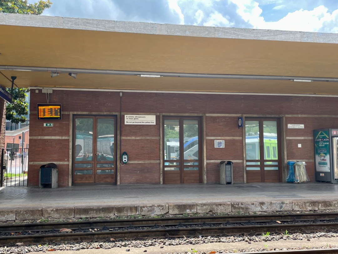 Esther GEliefde on Train Siding: Treinen weerkaatsend in de glazen deuren op het station Firenze Campo di Marte. Italië.