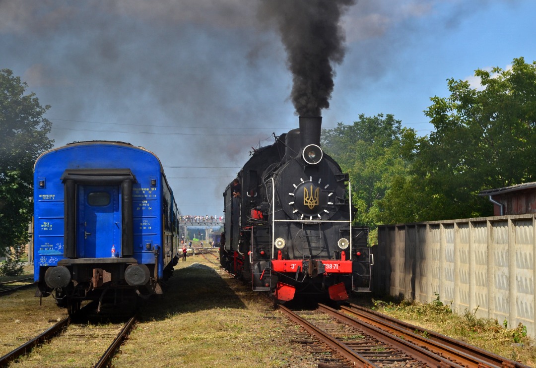 Yurko Slyusar on Train Siding: The steam locomotives Er798-71 and Er799-18 shunting near Haivoron station. At this photo can see dual track with 1520 mm and 750
mm...