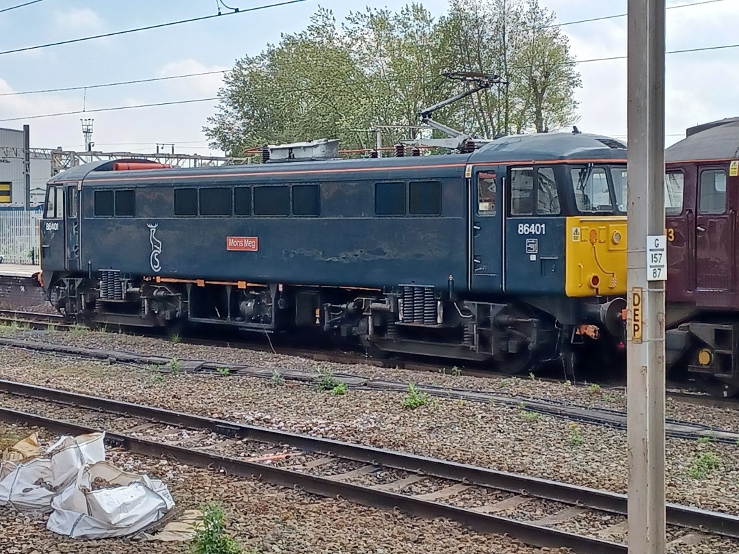 Trainnut on Train Siding: #photo #train #steam #diesel #hst #electric #station A variety of traction this last week at Crewe 43277, 47593, 86401, 47812,
Chiltern 168s...