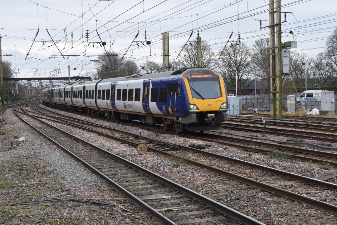 Hardley Distant on Train Siding: CURRENT: 331013 (Front) and 331031 (Rear) approach Preston Station today with the 1N66 13:17 Manchester Airport to Blackpool
North...
