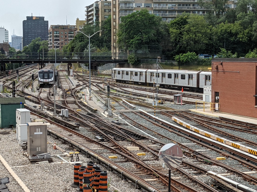 Ryan on Train Siding: Some shots of Davisville Yard, as well as some TRs sitting there. First pic taken from platform 3 of Davisville, second pic taken on the
south...