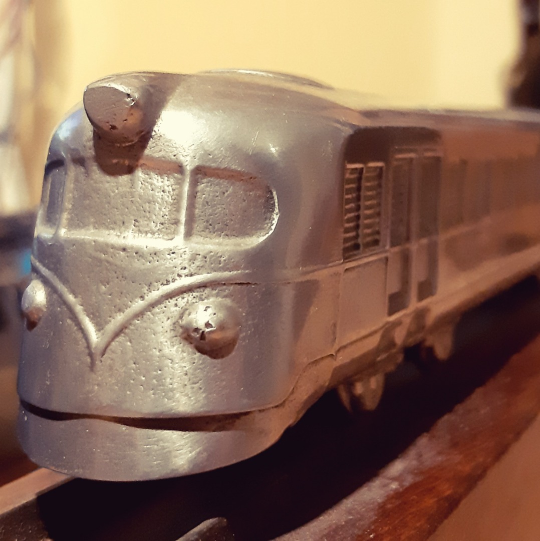Dinosbacsi on Train Siding: Old metal model of a Ganz-Mávag motor unit I found in the local antique fair - looked really cool, so bought it for my father
as a present